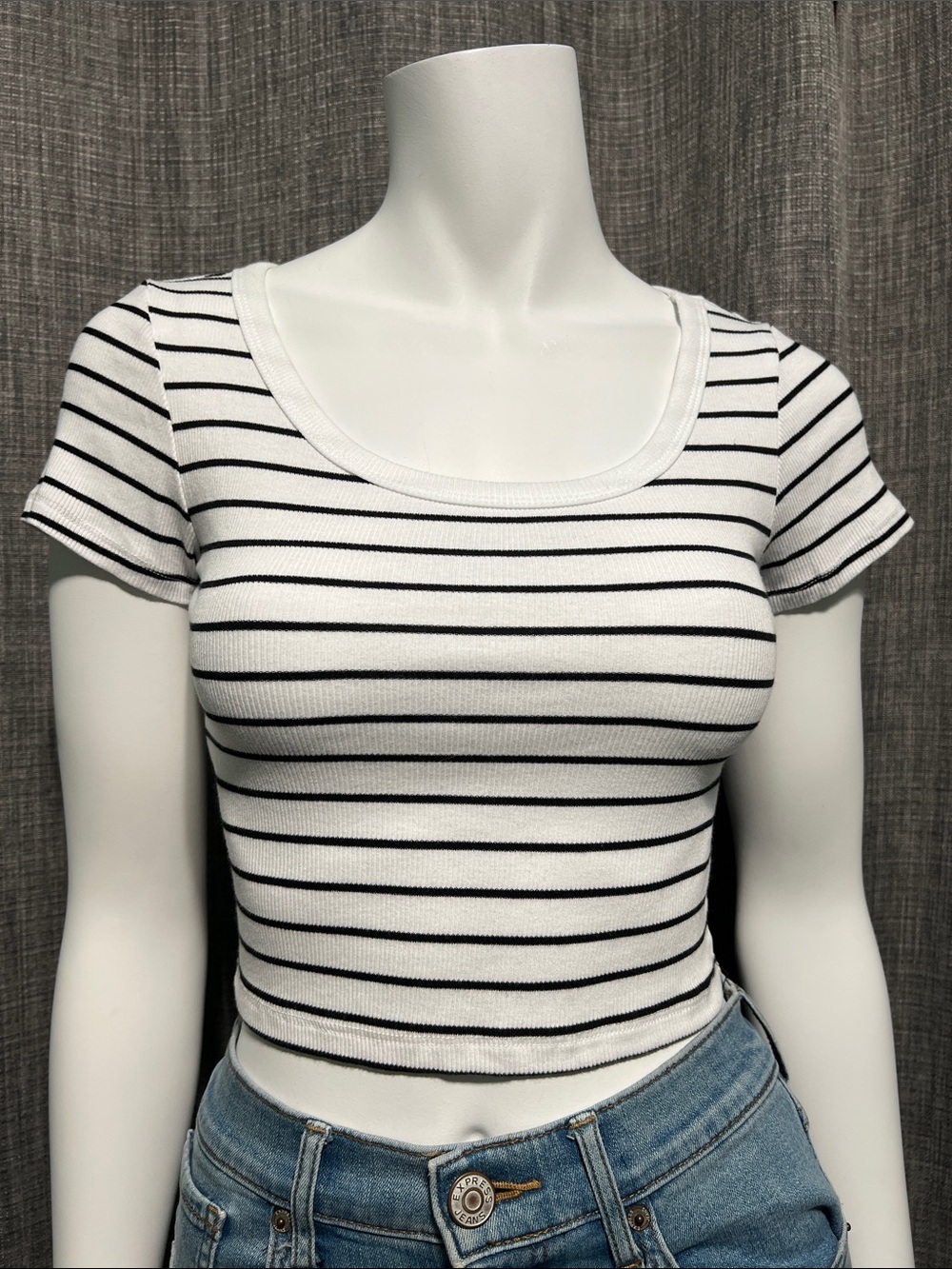 NWOT Ambiance Black White Striped Scoop Neck Crop Top Small